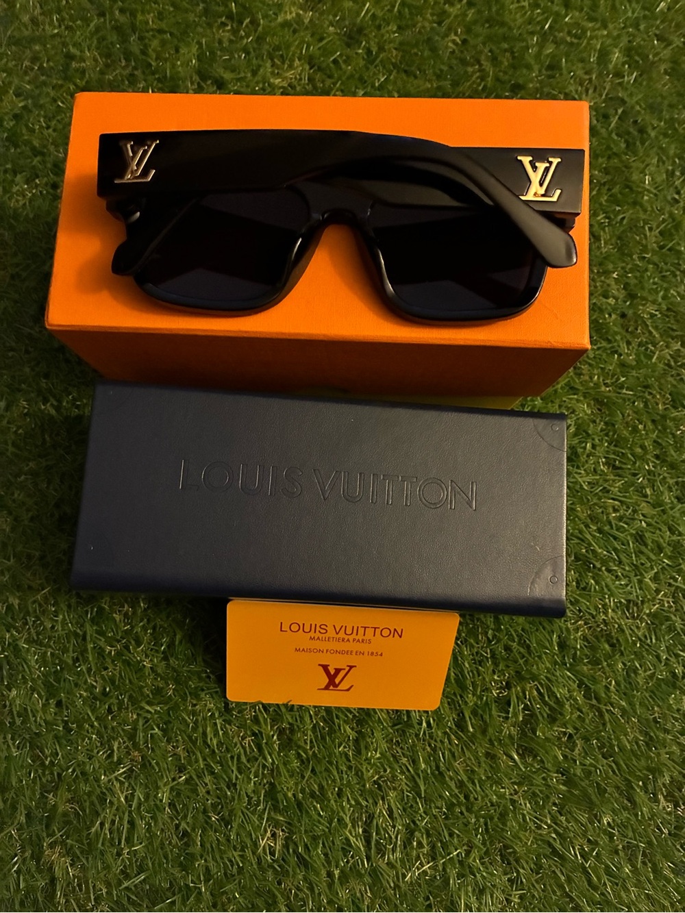 Louis Vuitton Black Sunglasses with Box - Picture 5 of 5